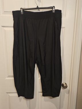 Black Women's Relaxed Cropped Barrel Pants